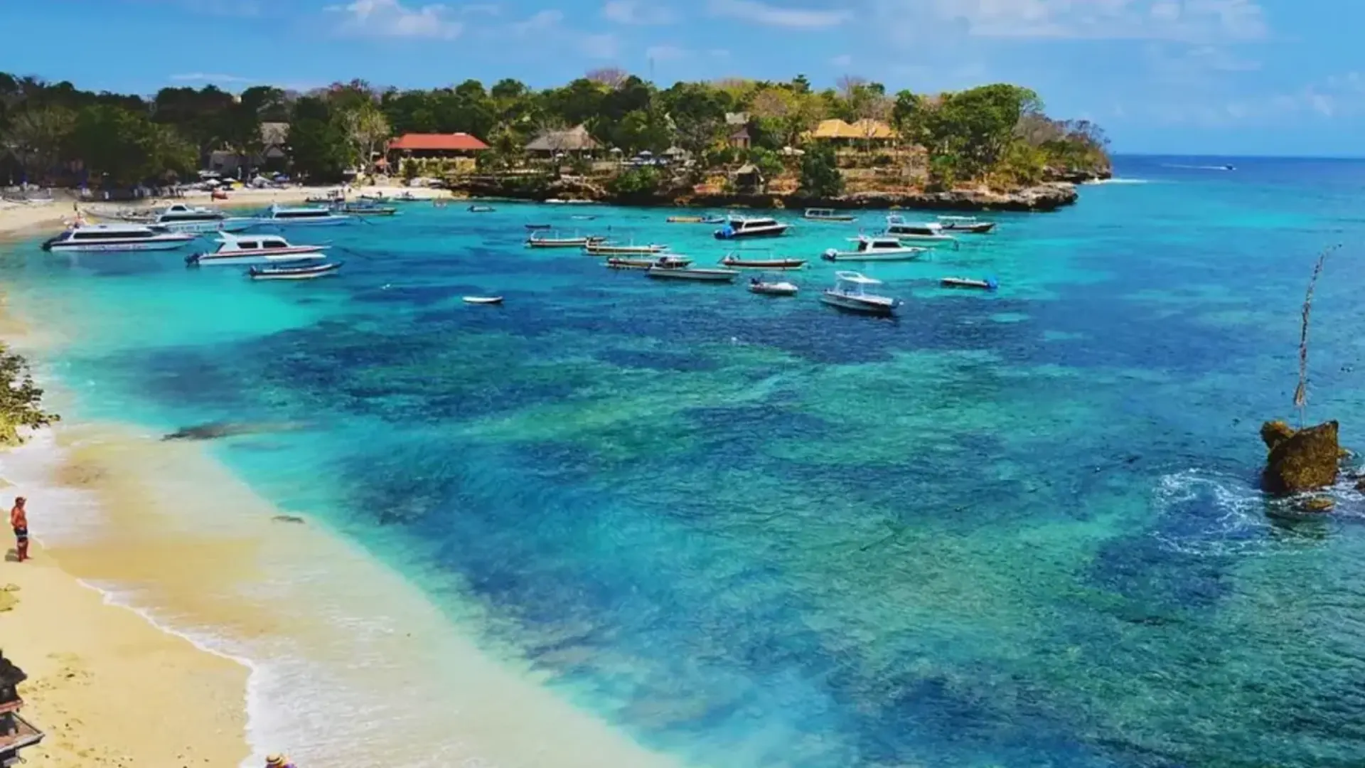 Fast boat nusa lembongan docked at the bustling shore of Mushroom Bay Nusa Lembongan.