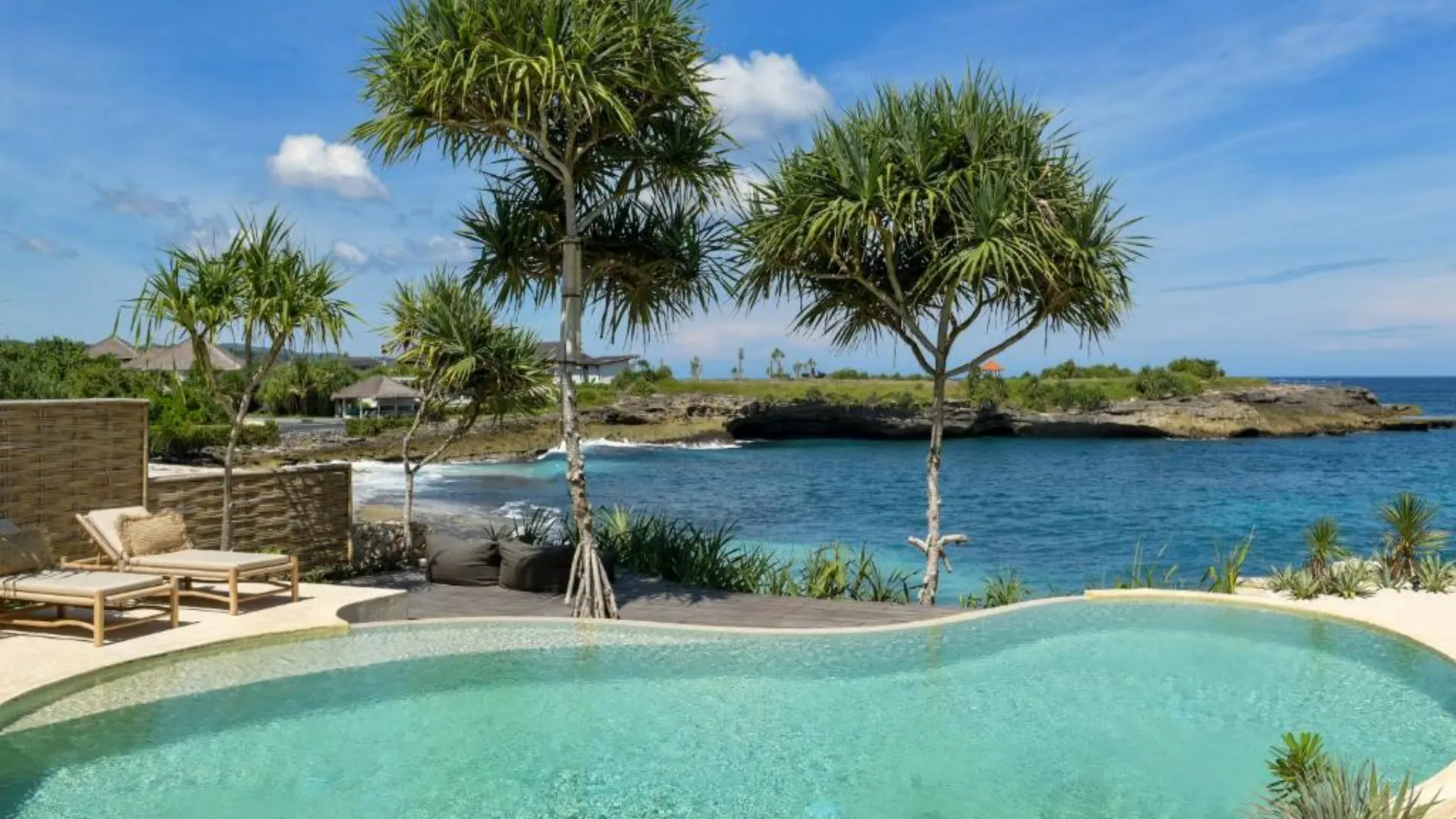Perfect ppol and rough turquoise waves near the trendy Sandy Bay Beach Club Nusa Lembongan.
